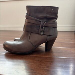 Trendy taupe/gray booty heel size 8